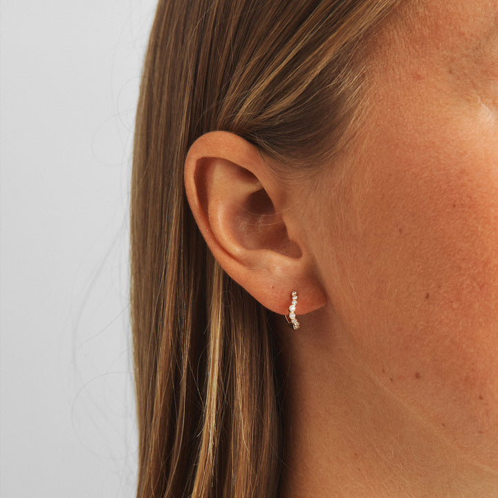Mads Z Freya Creoler i 14 kt. Guld med 0,20 ct. Diamanter – produktbillede 2