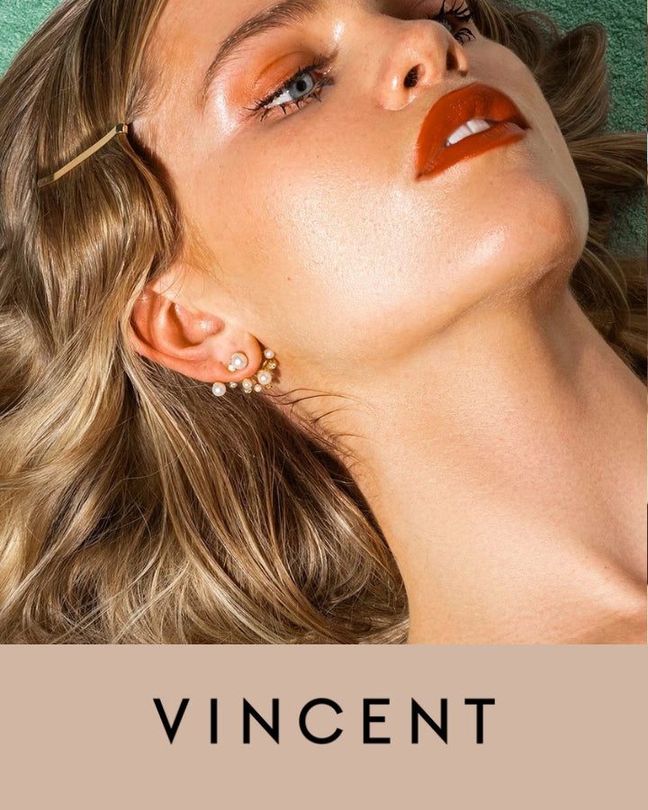 VINCENT perle øreringe, guld, vist på model nærbillede med makeup og løst hår