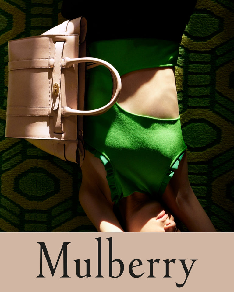 Mulberry taske i beige, forsidevisning, båret af model i grøn kjole, Model 7918b9a4-dc3f-4b05-ab70-a5f1fe4d5ac5