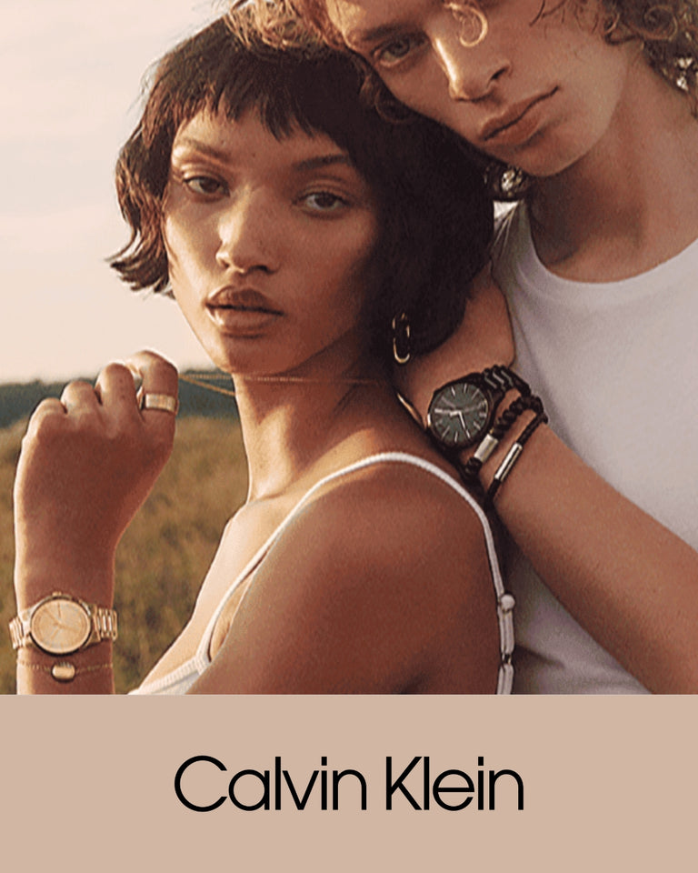 Calvin Klein ure og smykker på model, forsidebillede med elegant stil i naturbaggrund.