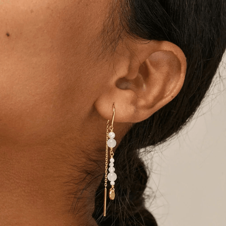 Enamel Sofia Earings White And Pearls - Kæderøreinge m. Perler - E282G-White – produktbillede 2
