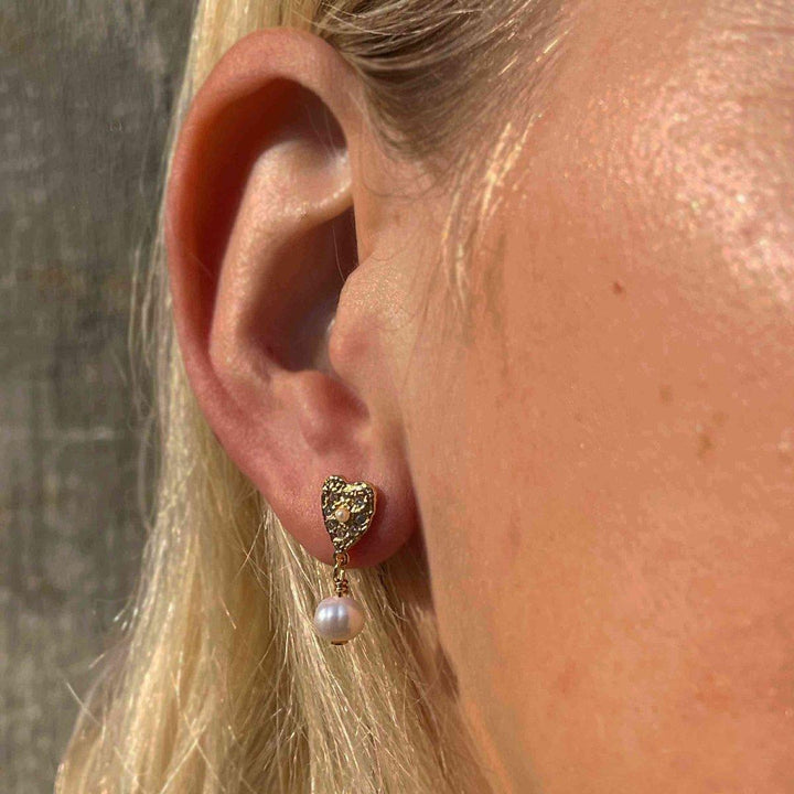 Hultquist Copenhagen Lucia Pearl Hjerte Øreringe – produktbillede 2