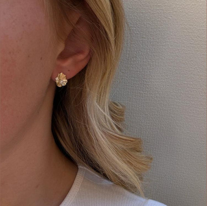 Mads Z Amelie 8kt Guld Ørestikker m. Perle – produktbillede 2