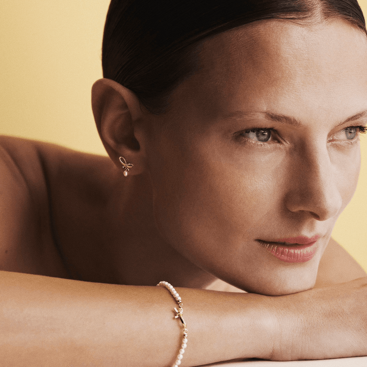 Mads Z Miss Butterfly Sløjfe Perlearmbånd - Guld & Diamanter – produktbillede 2
