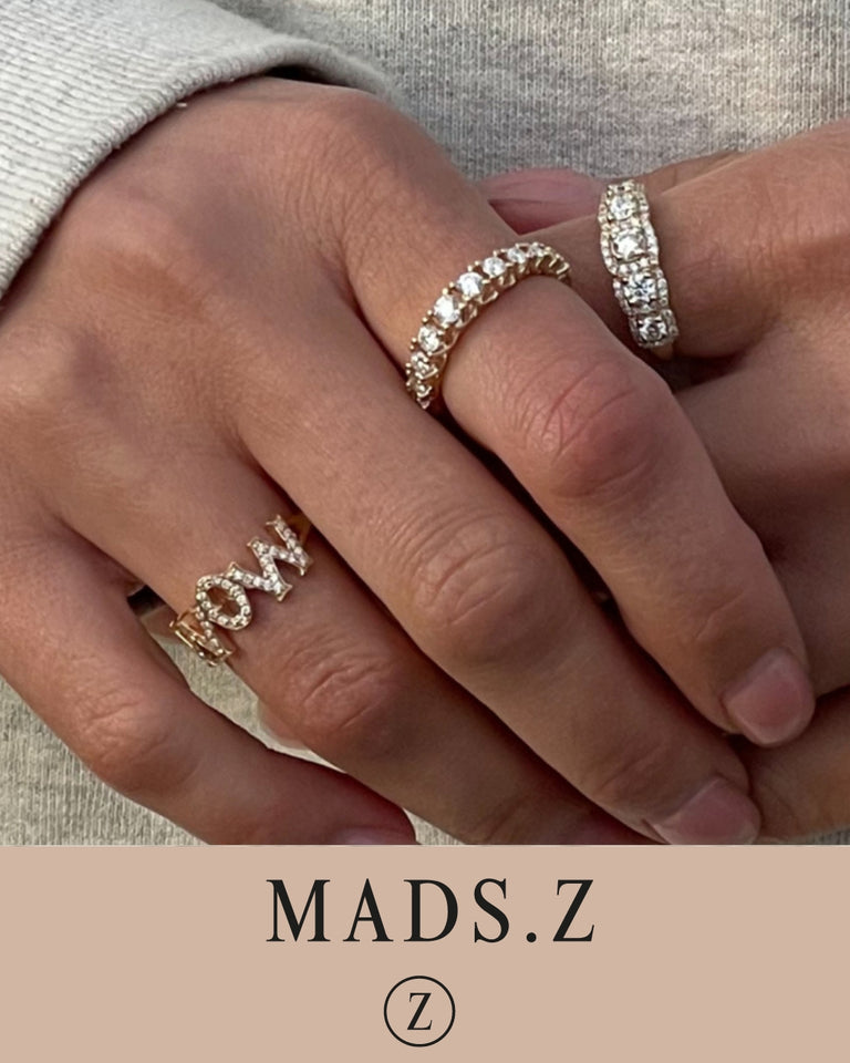 MADS.Z ringe guld med klare sten på hånd, forsidebillede, elegante smykker til kvinder.