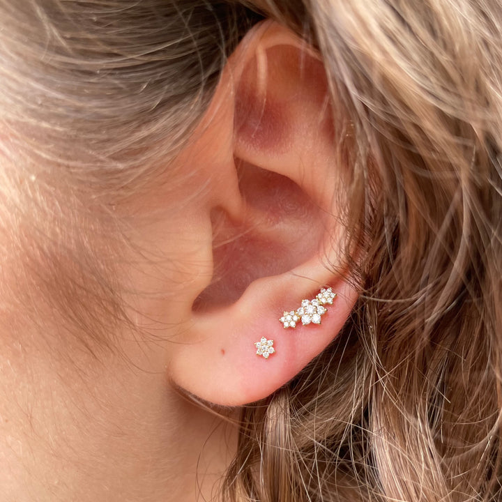 MARIA TASH Three Flower Garland Diamond Stud Earring 18k – produktbillede 2