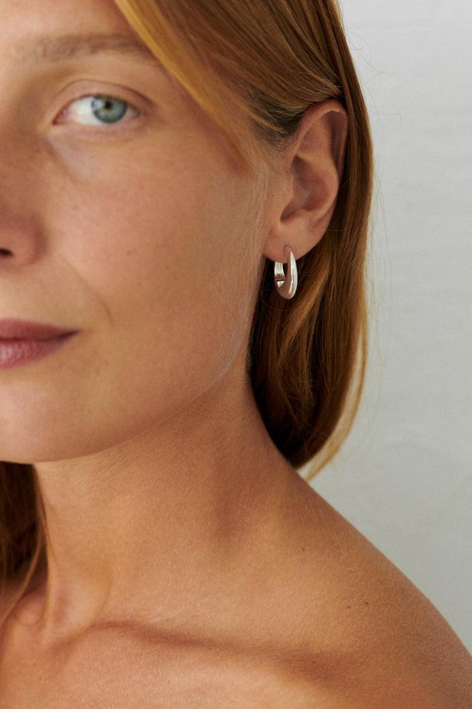 Pernille Corydon Globe Huggies I Sølv – produktbillede 2