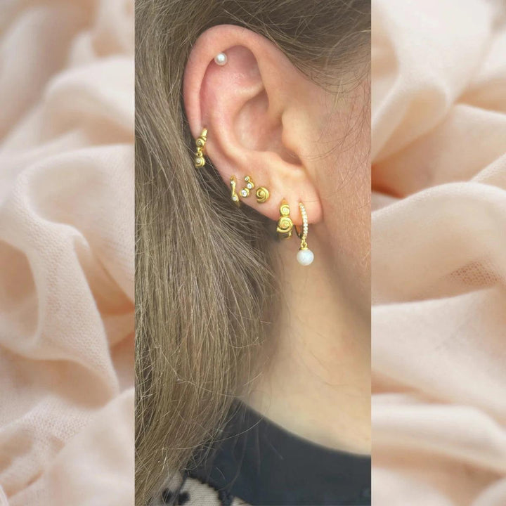 The Earring Shop Shelly Single Huggie Small – produktbillede 2