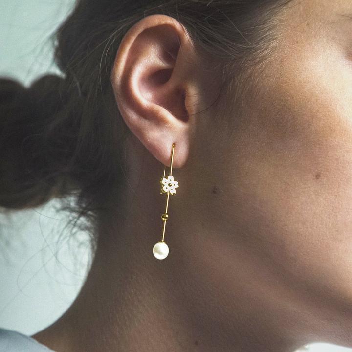 Polar Jewelry Sakura Hanging Pearl Forgyldt Øreringe – produktbillede 2
