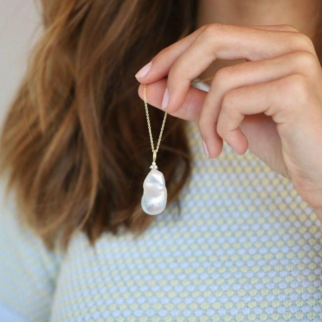 Ro Copenhagen 18kt Fryd Barok Perle Vedhæng Diamanter – produktbillede 2