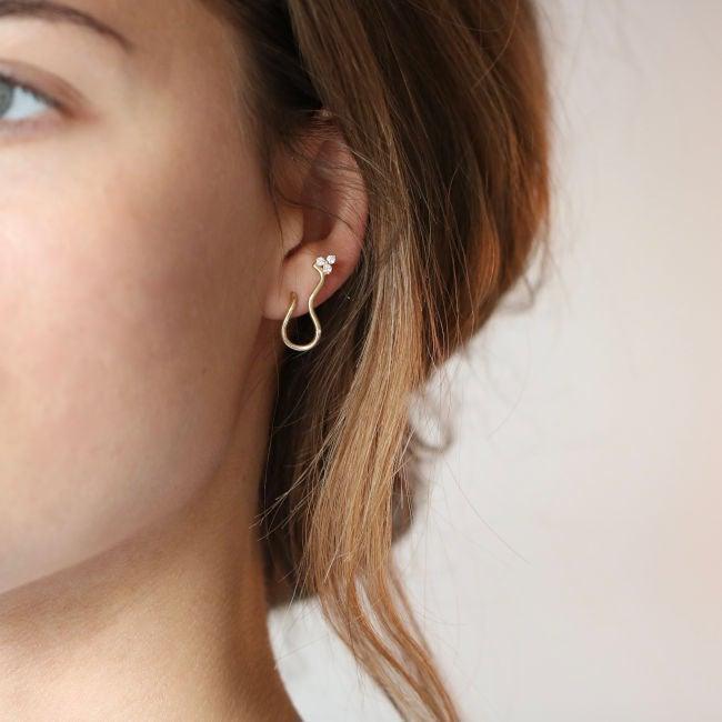 Ro Copenhagen 18kt Fryd Wave Diamant Ørestik Venstre – produktbillede 2